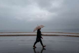 Un passant marche sous la pluie à Nice, le 19 avril 2020