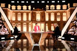 La candidate du Rassemblement national, Marine Le Pen, face aux journalistes de France Télévisions, Anne-Sophie Lapix et Léa Salamé, le 3 mars 2022.