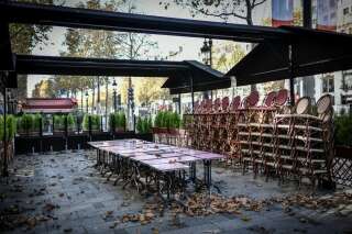 La réouverture des restaurants pour la pause déjeuner demandée par 42 députés (Photo du 12 novembre 2020 d'un restaurant fermé à cause du confinement, sur les Champs-Élysées)