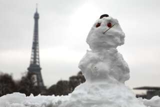 Un bonhomme de neige près de la Tour Eiffel à Paris le 19 mars 2018. Photo d'illustration.