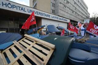 Devant la Pitié-Salpétrière, les personnels hospitaliers en grève