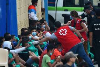 Des membres de la Croix-Rouge portent secours à des migrants à Ceuta, le 19 mai 2021 (photo d'illustration).