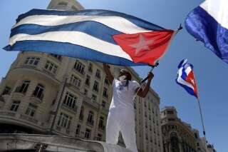 Le drapeau cubain brandi par le chanteur Yotuel, le 25 juillet 2021, à Madrid