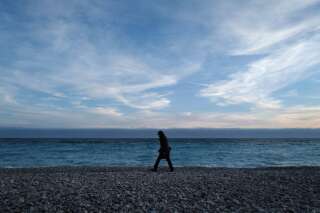 Un homme marche sur une plage de Nice le 16 février 2021