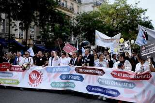 Des médecins, avocats et pilotes défilent contre la réforme des retraites le 16 septembre 2019 à Paris.