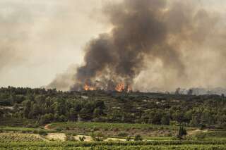 L'incendie sur le mont d'Alaric visible depuis la ville de Fabrezan le 24 juillet 2021 (Photo by Idriss Bigou-Gilles / AFP)