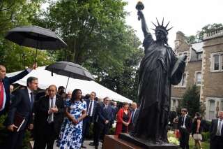 Antony Blinken et Jean-Yves Le Drian inaugurent une réplique de la Statue de la Liberté à Washington le 14 juillet 2021.