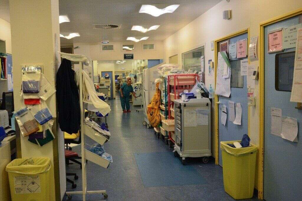 Coronavirus: les Hôpitaux de Paris redoutent une pénurie de médicaments en réanimation (photo d'illustration prise le 13 mars 2020, aux services de soins intensifs de l'hôpital Bichat à Paris)