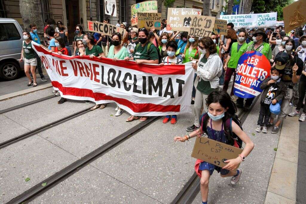 Des milliers de personnes ont défilé en France pour réclamer de réelles mesures contre le changement climatique avant que la loi Climat ne soit examinée par le Sénat, ici à Marseille, le 9 mai 2021. (Photo by Gerard Bottino/SOPA Images/LightRocket via Getty Images)