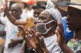 Deux Français parmi sept religieux catholiques enlevés à Haïti (photo d'illustration de pèlerins priant à Port-au-Prince le 2 avril 2021)