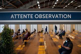 Des personnes attendent dans la salle d'observation après avoir reçu une dose de Pfizer/BioNTech Covid-19 dans le centre de vaccination du parc des expositions de Nantes, le 9 avril 2021. (Photo by LOIC VENANCE/AFP via Getty Images)