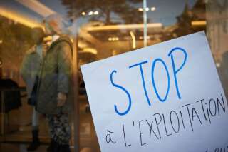Des membres et militants de l'ONG XR (Extinction Rébellion) et de Youths for Climate France ont bloqué une boutique Zara en s'enchaînant devant le magasin et en brandissant des pancartes marquées 