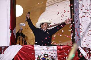 Le candidat présidentiel de gauche Pedro Castillo du Perú Libre parle à ses partisans depuis le balcon du siège de son parti à Lima, au Pérou, le 8 juin 2021. Pedro Castillo est en tête du second tour de l'élection présidentielle du 6 juin 2021. (Photo by Klebher Vasquez/Anadolu Agency via Getty Images)