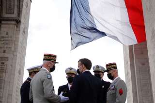 Le Président Emmanuel Macron et les chefs d'état-major de l'armée française réunis le 8 mai 2021 sous l'Arc de Triomphe à Paris pour la commémoration de la victoire du 8 mai 1945. (Photo by CHRISTIAN HARTMANN/POOL/AFP via Getty Images)