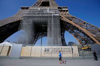 La Tour Eiffel est recouverte d'un échafaudage et de filets de protection pour sa 20ème campagne de peinture et de décapage, le 8 mars 2021 à Paris. En vue des JO de 2024, la Tour Eiffel va retrouver sa couleur dorée du début du XXe siècle. (Photo Chesnot/Getty Images)