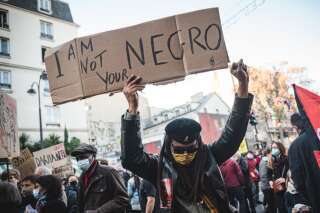 Un manifestant brandit un slogan 