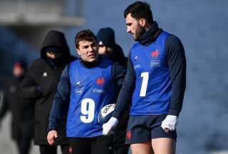 Le demi de mêlée du XV de France, Antoine Dupont, et le capitaine et troisième ligne, Charles Ollivon, lors d'un entraînement à Marcoussis, le 11 février 2021.
