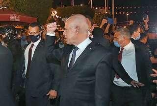 Une photo du président tuniisien Kais Saied devant ses partisan, le 26 juillet 2021 à Tunis
