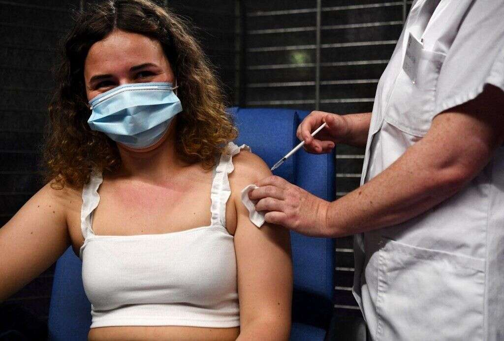 Une jeune femme reçoit une dose de vaccin Pfizer-BioNtech contre le Covid-19 le 31 mai 2021 (photo d'illustration).