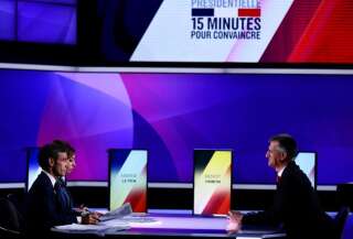 Le candidat à la présidentielle 2017 Jean Lassalle (à droite) s'entretient avec les journalistes David Pujadas et Léa Salamé (à gauche) lors d'une émission politique intitulée 