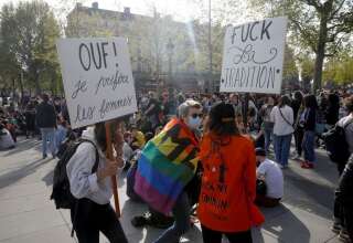 La marche lesbienne à Paris pour la PMA pour toutes attire plusieurs milliers de personnes (photo du 25 avril 2021)