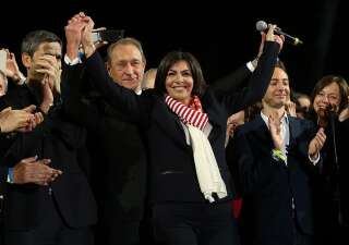 L'ancien maire Bertrand Delanoë et son successeur Anne Hidalgo célèbrent la victoire à la mairie le 30 mars 2014 à Paris. (Photo by Jean Catuffe/Getty Images)