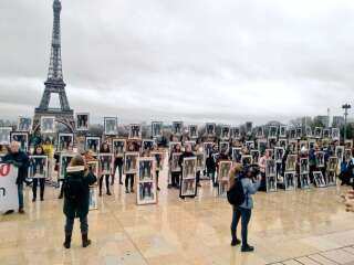 100 portraits présidentiels décrochés d'Emmanuel Macron ont été exposés ce dimanche 8 décembre à Paris pour dénoncer 