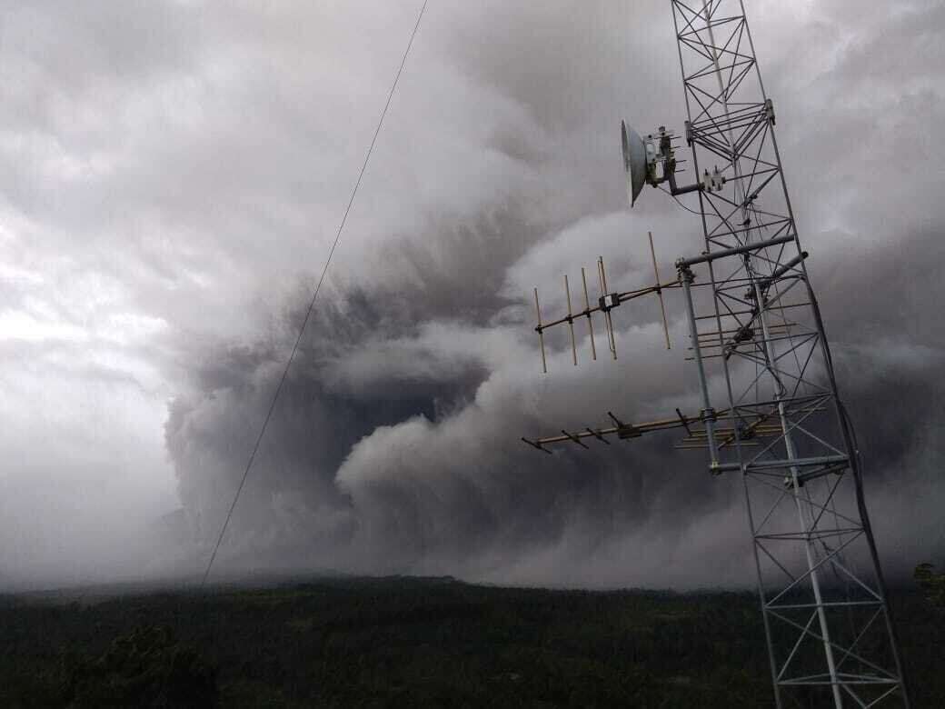 Les images spectaculaires de l'éruption du mont Semeru en Indonésie (Photo du mont Semeru en éruption en janvier 2021 par l'Indonesian National Board for Disaster / Handout/Anadolu Agency via Getty Images)