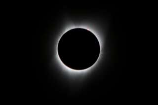La couronne solaire lors de l'éclipse totale de 2017. Visible uniquement pendant l'éclipse totale, est représentée par une couronne d'éruptions blanches depuis la surface.