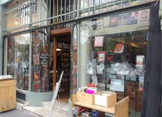 La vitrine de La Nouvelle Librairie, librairie parisienne d'extrême droite.