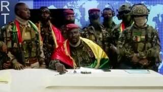 Dimanche 5 septembre, le lieutenant-colonel Mamady Doumbouya est apparu à la télévision guinéenne pour annoncer le putsch ayant renversé le président Alpha Condé. Une mise en scène qui a jeté la lumière sur un militaire auparavant cantonné à l'ombre.