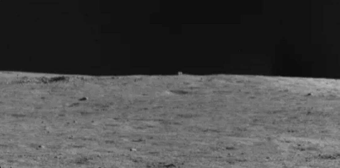 Une image capturée par le rover chinois Yutu 2 de l'objet en forme de cube observé à l'horizon de l'autre côté de la lune.