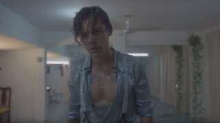 Harry Styles, la chemise déboutonnée, dans le clip de son nouveau morceau 