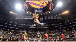 Face aux Houston Rockets, LeBron James a réussi un dunk monumental, qui s'est en fait avéré être un hommage subtil à Kobe Bryant.