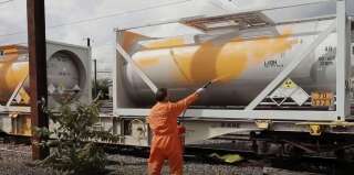 Profitant d'un arrêt en gare de Vierzon, les activistes écologistes de Greenpeace ont entrepris de peindre en orange un train convoyant des cuves de déchets radioactifs.