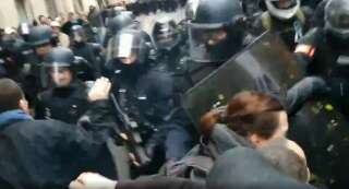 Sur ces images, très largement diffusées sur les réseaux sociaux, un policier semble ouvrir le feu à bout portant sur des manifestants protestant contre la réforme des retraites, le 9 janvier à Paris.