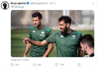 Borja Iglesias, joueur de foot au Real Betis, s'est verni les ongles en noir pour protester contre le racisme. Après avoir posté une photo de son entraînement sur Twitter, il a reçu de nombreux commentaires homophobes.