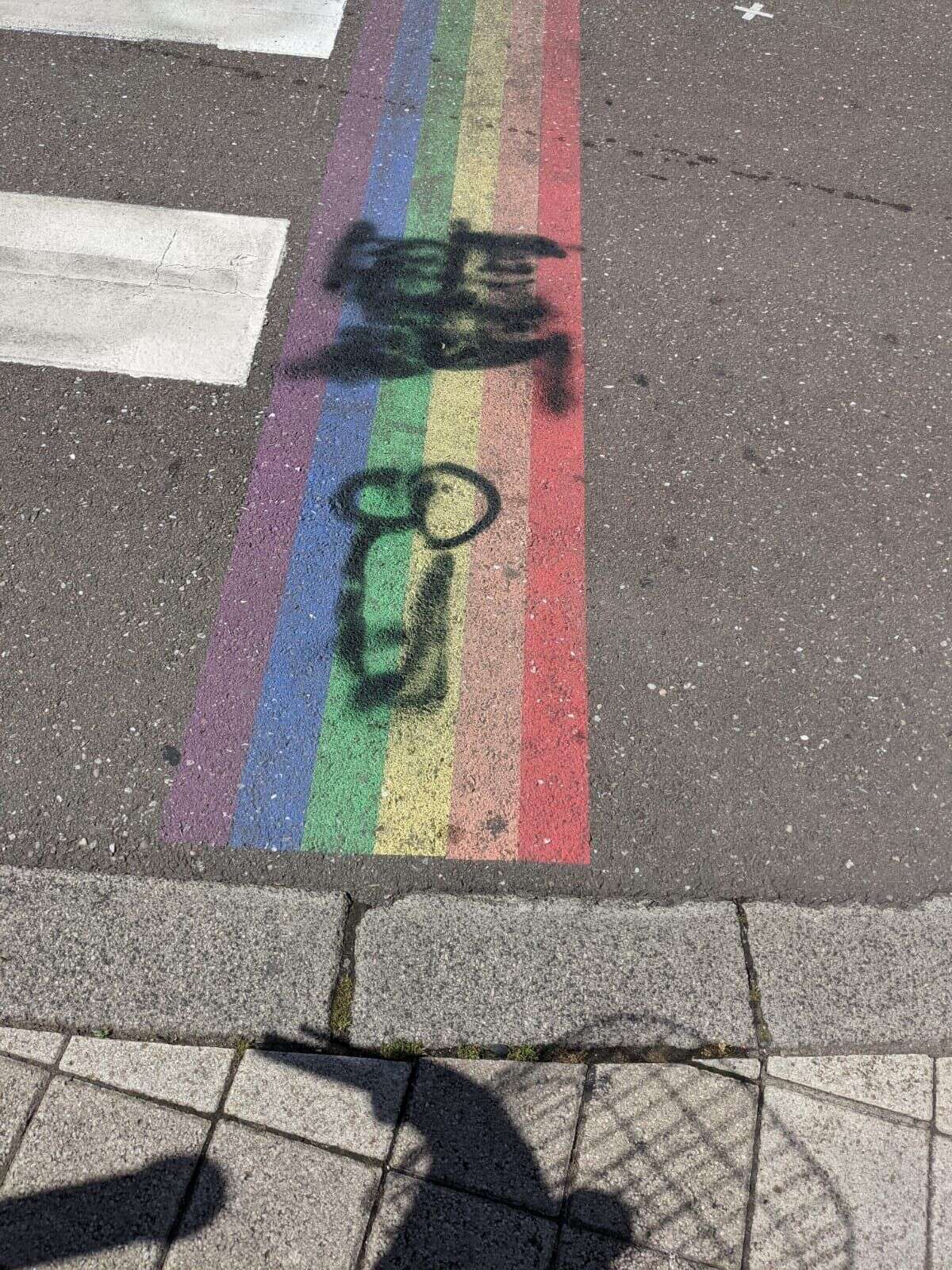 À Besançon, une croix gammée et un pénis ont été dessinés sur un passage piéton aux couleurs du drapeau LGBT. La mairie de la ville a dénoncé ce méfait et déposé plainte.