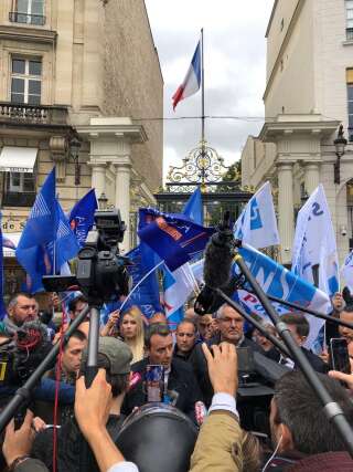 Ce vendredi 12 juin, des délégués syndicaux de la police nationale ont manifesté devant les grilles du ministère de l'Intérieur de Christophe Castaner, place Beauvau.