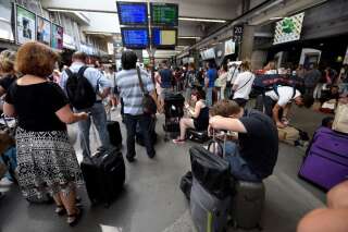 Gare Montparnasse: les images des voyageurs bloqués en plein week-end de chassé-croisé
