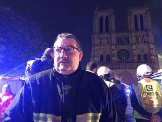 Le père Jean-Marc Fournier, aumônier de la Brigade des Sapeurs-pompiers de Paris (BSPP) est entré avec les soldats du feu pour sauver la couronne d'Épines et le Saint-Sacrement.