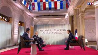 Emmanuel Macron, ici face à Audrey Crespo-Mara et Darius Rochebin lors de son interview sur TF1 diffusée le 15 décembre 2021.