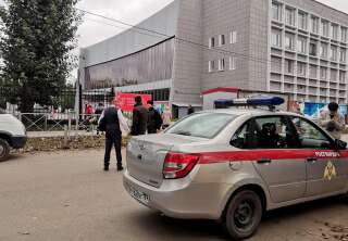 Des voitures de police arrivent après une fusillade à l'université de Perm en Russie , le 20 septembre 2021