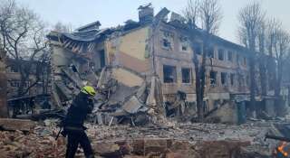 Des pompiers sur un site détruit par des frappes aériennes à Dnipro, en Ukraine, le 11 mars 2022.