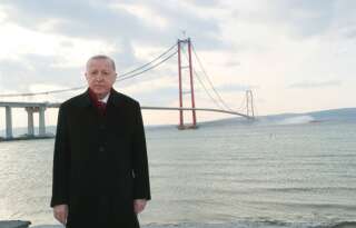 Recep Tayyip Erdoğan photographié devant le pont 