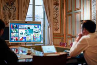 Emmanuel Macron dans son bureau, suit la crise du coronavirus.