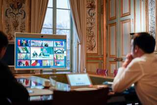 Emmanuel Macron dans son bureau, suit la crise du coronavirus.