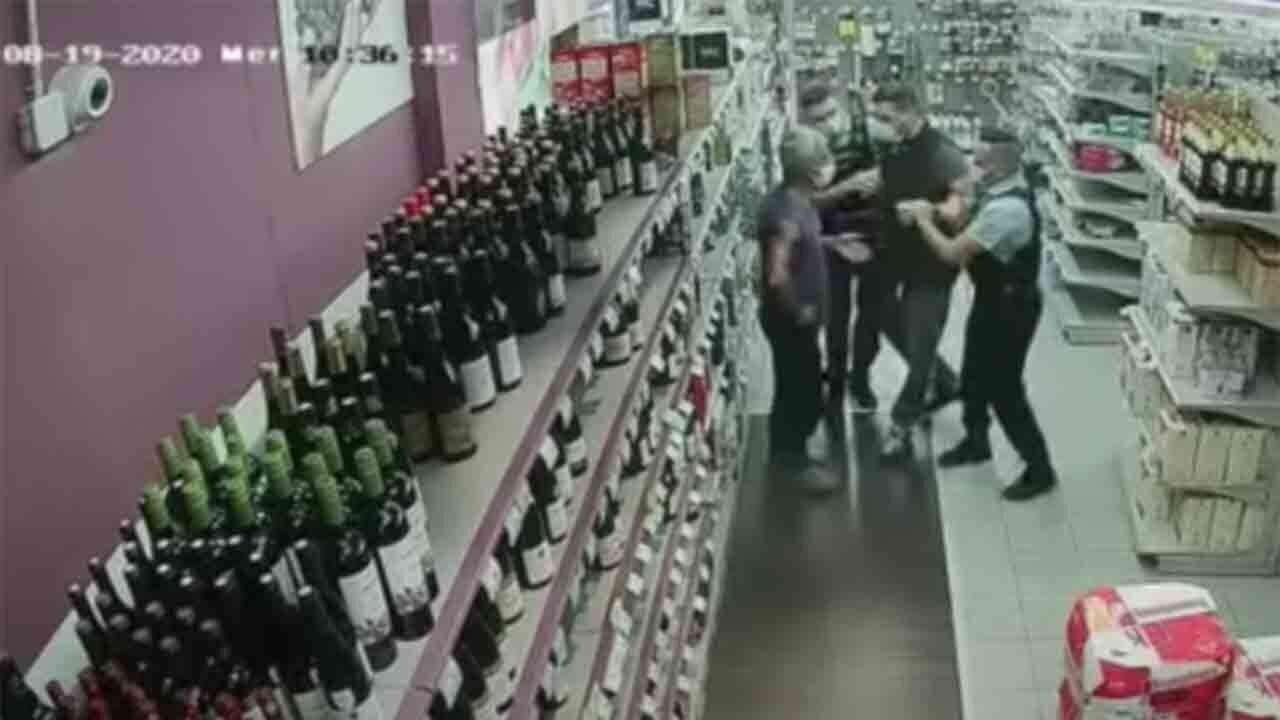 Dans un supermarché des Alpes-Maritimes, un employé a été arrêté après n'avoir pas porté correctement son masque de protection contre le coronavirus.