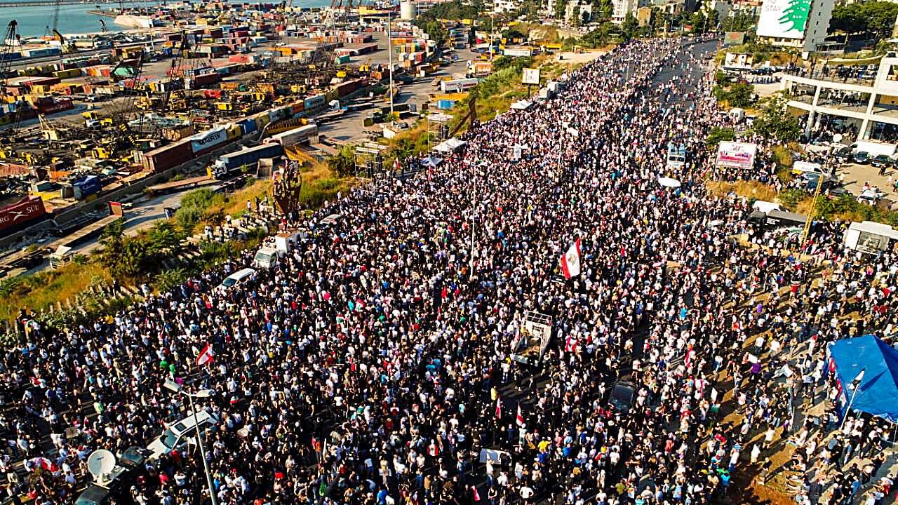 Le 4 août 2021, des manifestants sont rassemblés devant le port de Beyrouth, à l'occasion du premier anniversaire de l'explosion qui a ravagé le port et la ville, protestant contre l'impunité dont jouissent les dirigeants du pays, alors que son économie est en lambeaux. (Photo by KAMEEL RAYES/AFP via Getty Images)