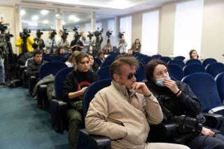Sean Penn assiste à une conférence de presse du gouvernement ukrainien à Kiev, le 24 février 2022. (Photo fournie par le service de presse de la présidence ukrainienne).